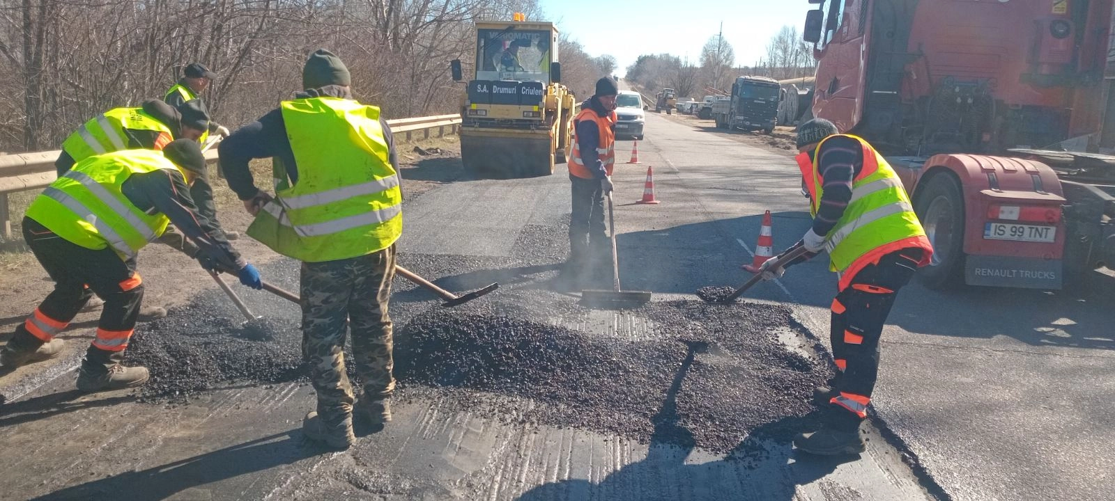 Lucrări de întreținere pe drumurile naționale. Drumarii continuă plombarea gropilor și instalarea indicatoarelor rutiere