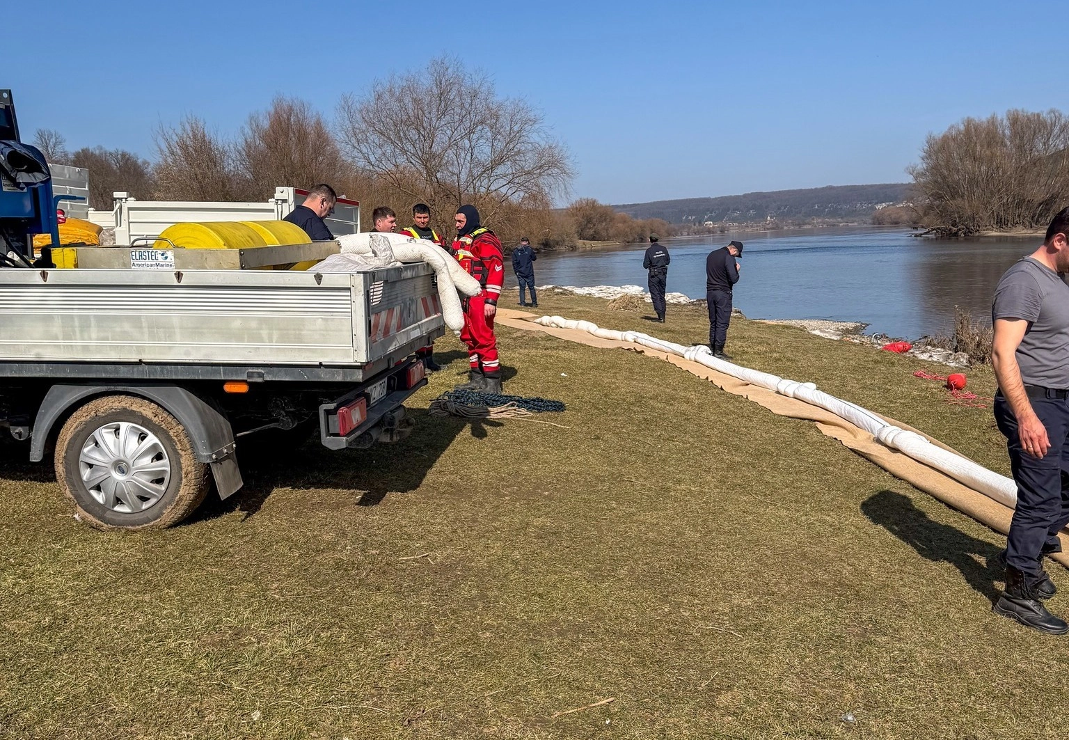 Al doilea baraj de protecție instalat pe Nistru. Ministrul Mediului: „Echipele sunt pregătite să intervină în cazul apariției petelor de petrol”