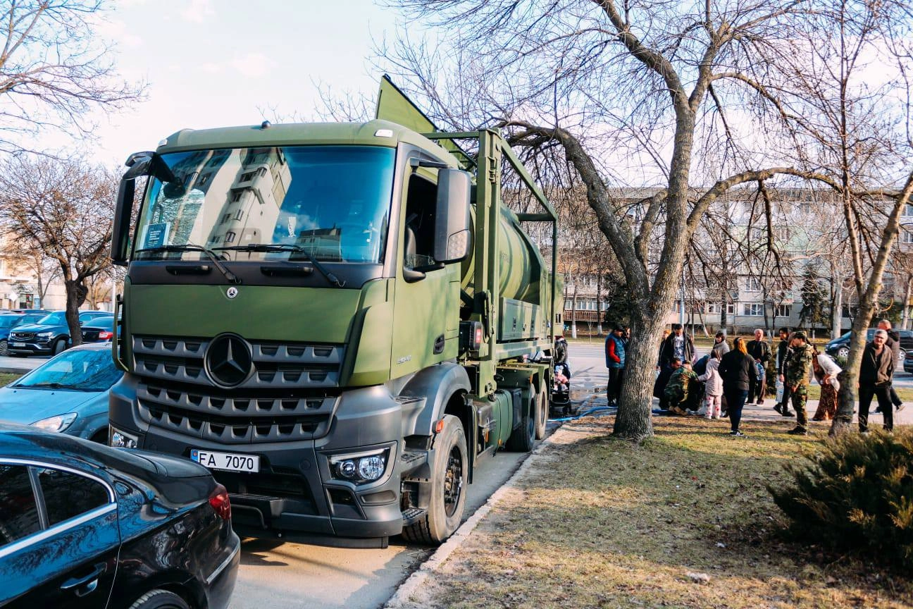 Armata Națională distribuie apă la Bălți, iar autoritățile activează surse alternative după suspendarea captării din Nistru