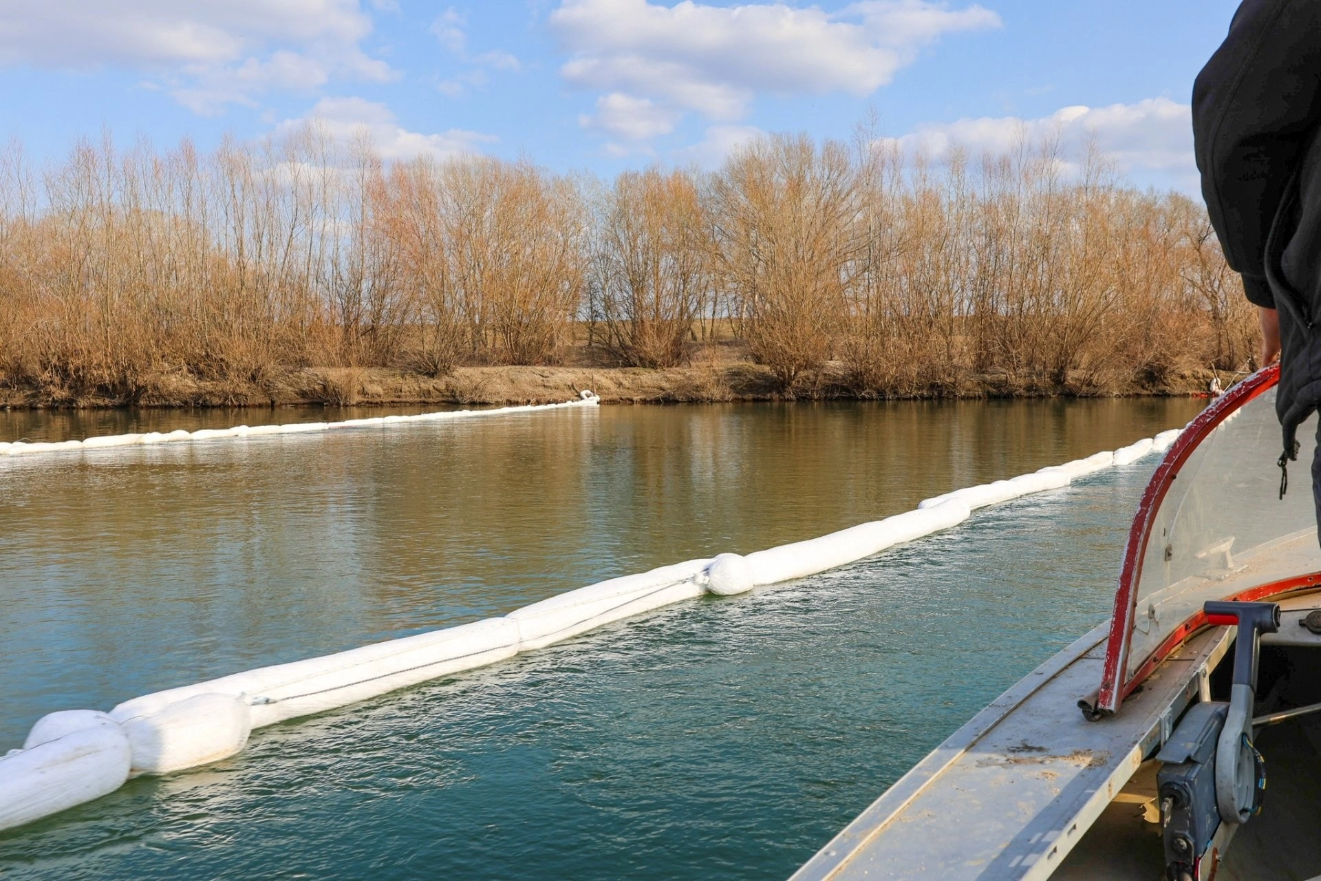 Eforturile echipelor din Republica Moldova și România de a capta poluantul răspândit pe Nistru. Expertul Constantin Melian: „Este o intervenție complexă”