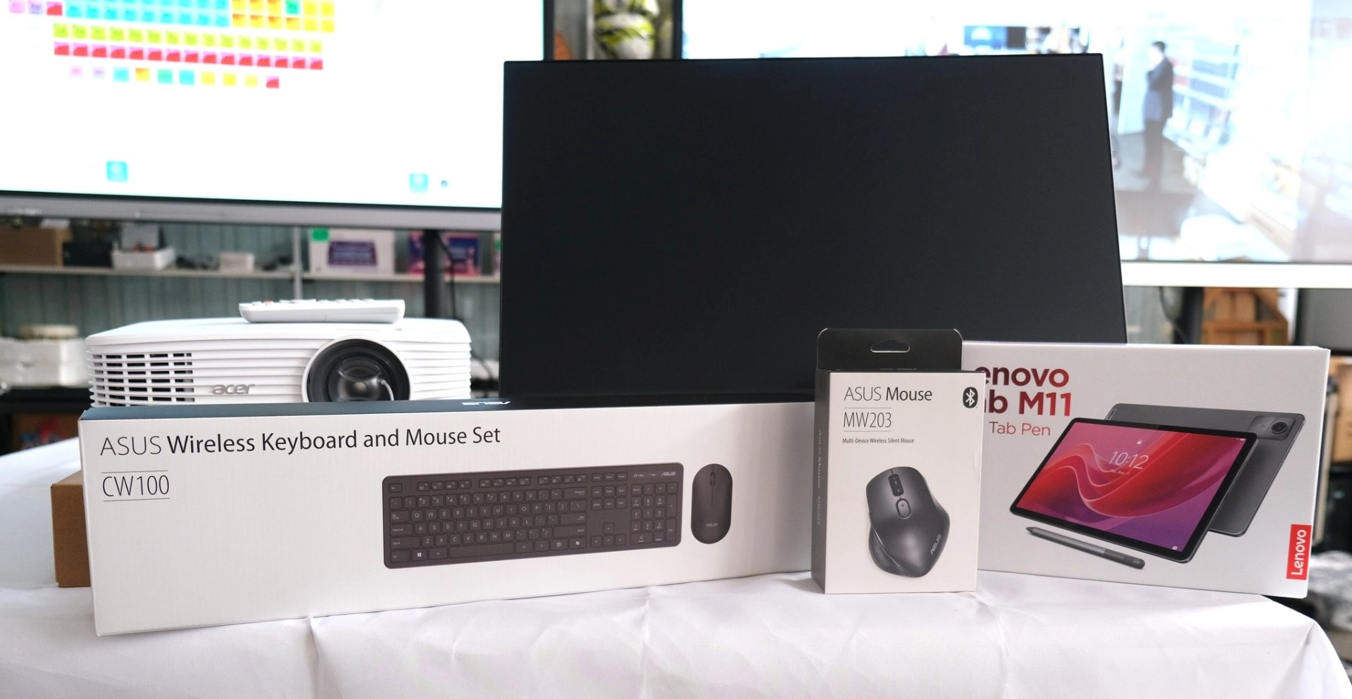 Circa 300 de școli și grădinițe vor fi dotate cu echipamente digitale moderne