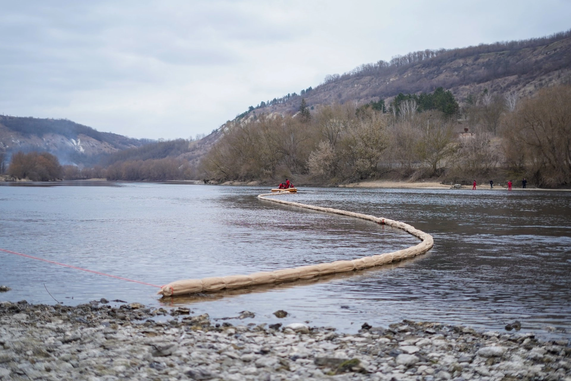 Autoritățile pregătesc studii de impact după poluarea Nistrului