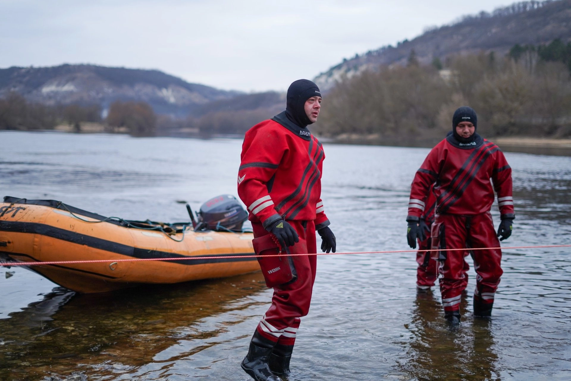 Dispozitiv de protecție format din 20 de baraje, instalat pentru limitarea poluării pe râul Nistru