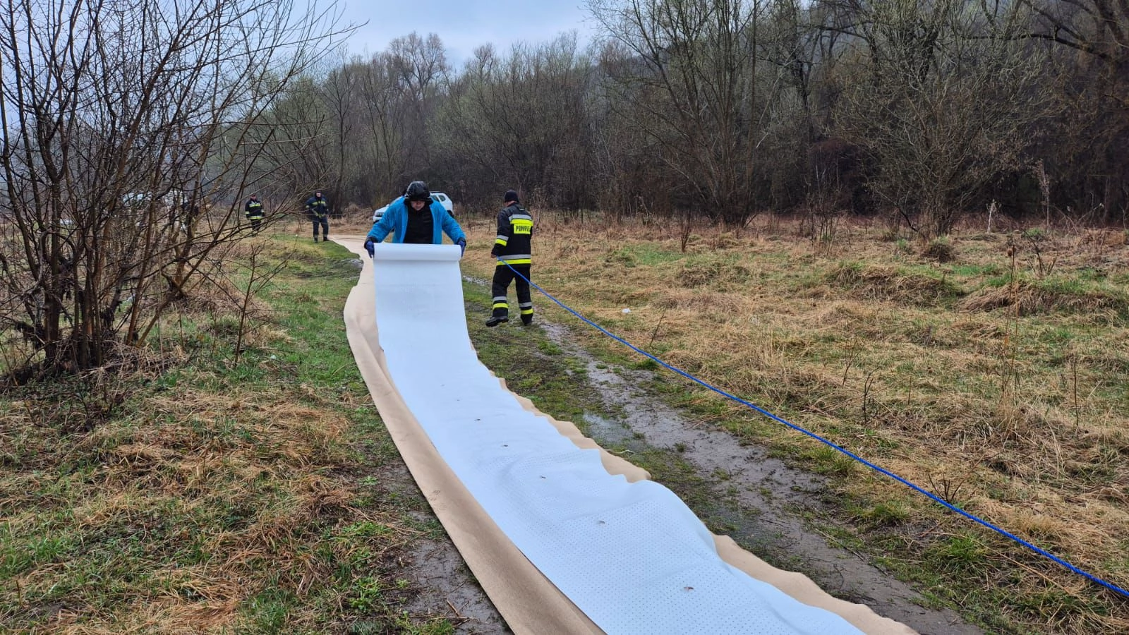 Autoritățile ridică starea de alertă pe Nistru, dar continuă curățarea malurilor de substanțele poluante depuse