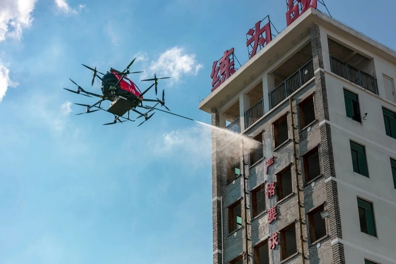 În China a fost prezentată o maşină de pompieri de ultimă generaţie, dotată cu drone