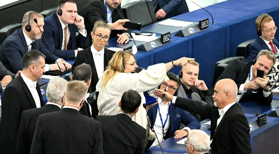 Parlamentul European a votat pentru ridicarea imunității eurodeputatei Dianei Șoșoacă
