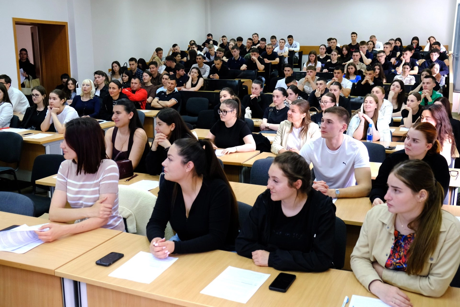 Circa o mie de observatori externi vor monitoriza desfășurarea examenelor naționale de absolvire a gimnaziului