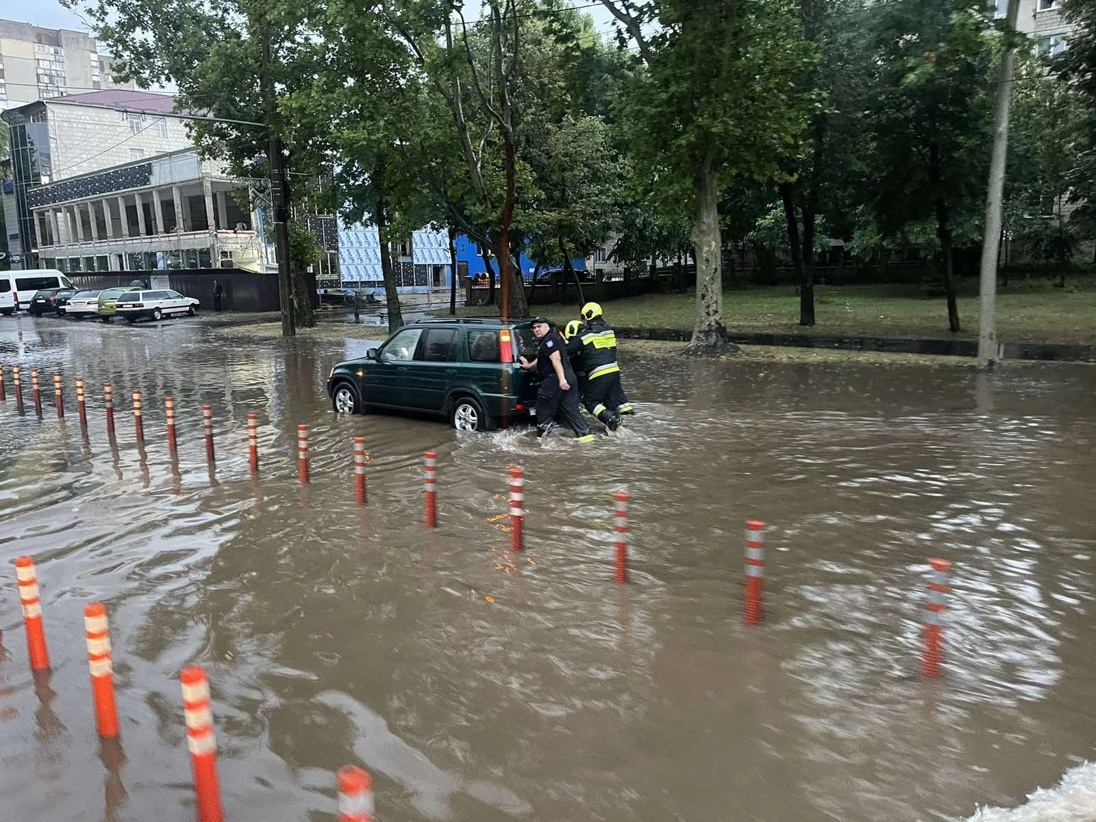 Pompierii și salvatorii au intervenit în mai multe localități după ploile și vântul puternic din 21 mai