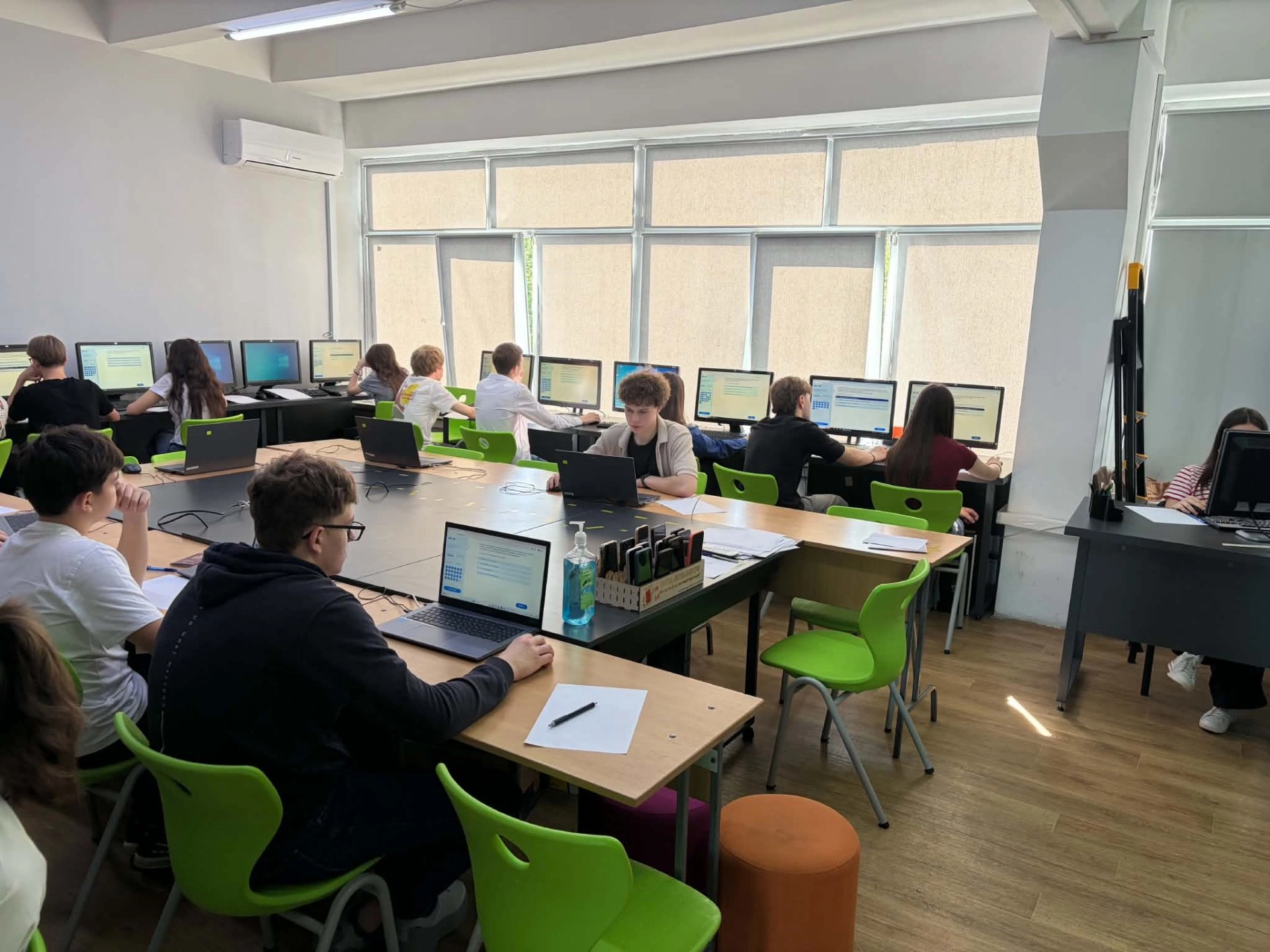 Circa 1 500 de elevi din clasele a IX-a și a XII-a participă la etapa a II-a a testării competențelor digitale