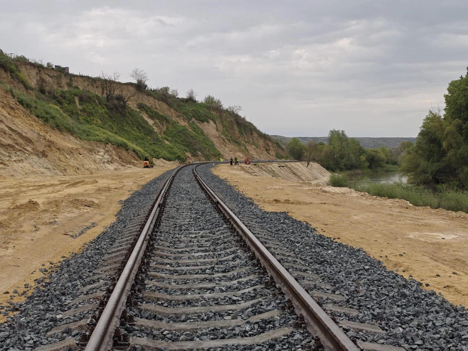 Infrastructura feroviară, verificată în urma ploilor puternice. Specialiștii vor instala senzori pentru a monitoriza stabilitatea terenurilor