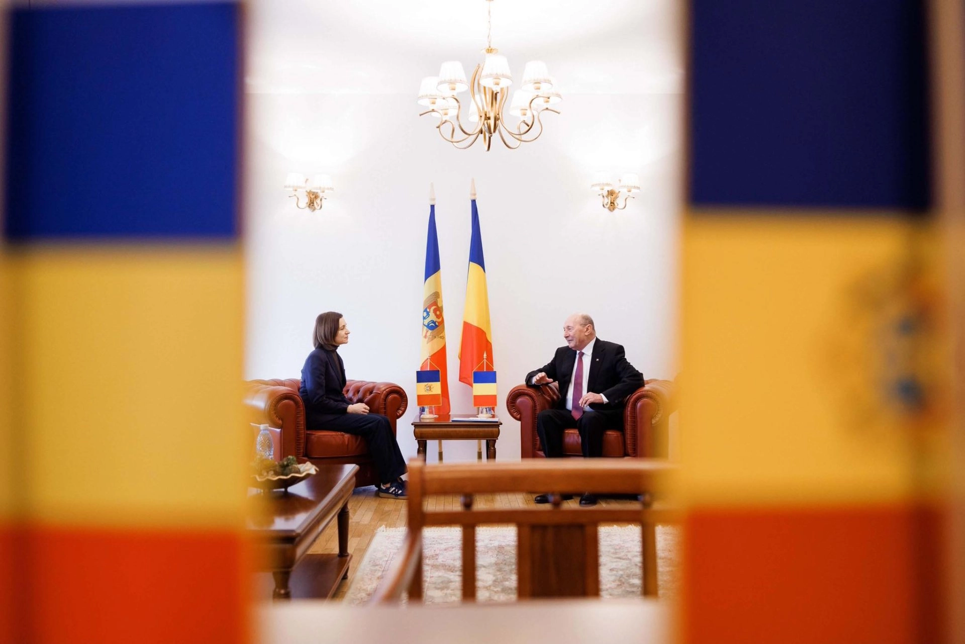 DOC // Fostul președinte al României, Traian Băsescu, a primit cetățenia R. Moldova. Maia Sandu: „Îi mulțumesc pentru că a oferit țării noastre sprijin neîncetat”