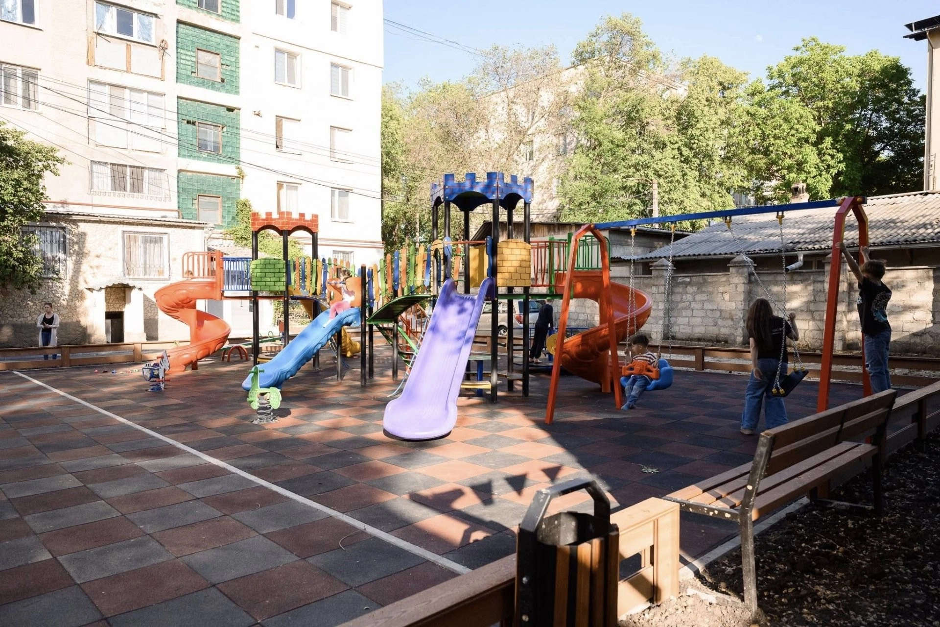 FOTO // Programul „Curtea Europeană”. Locuitorii din sectorul Ciocana al capitalei vor beneficia de terenuri de joacă, zone verzi și infrastructură modernă