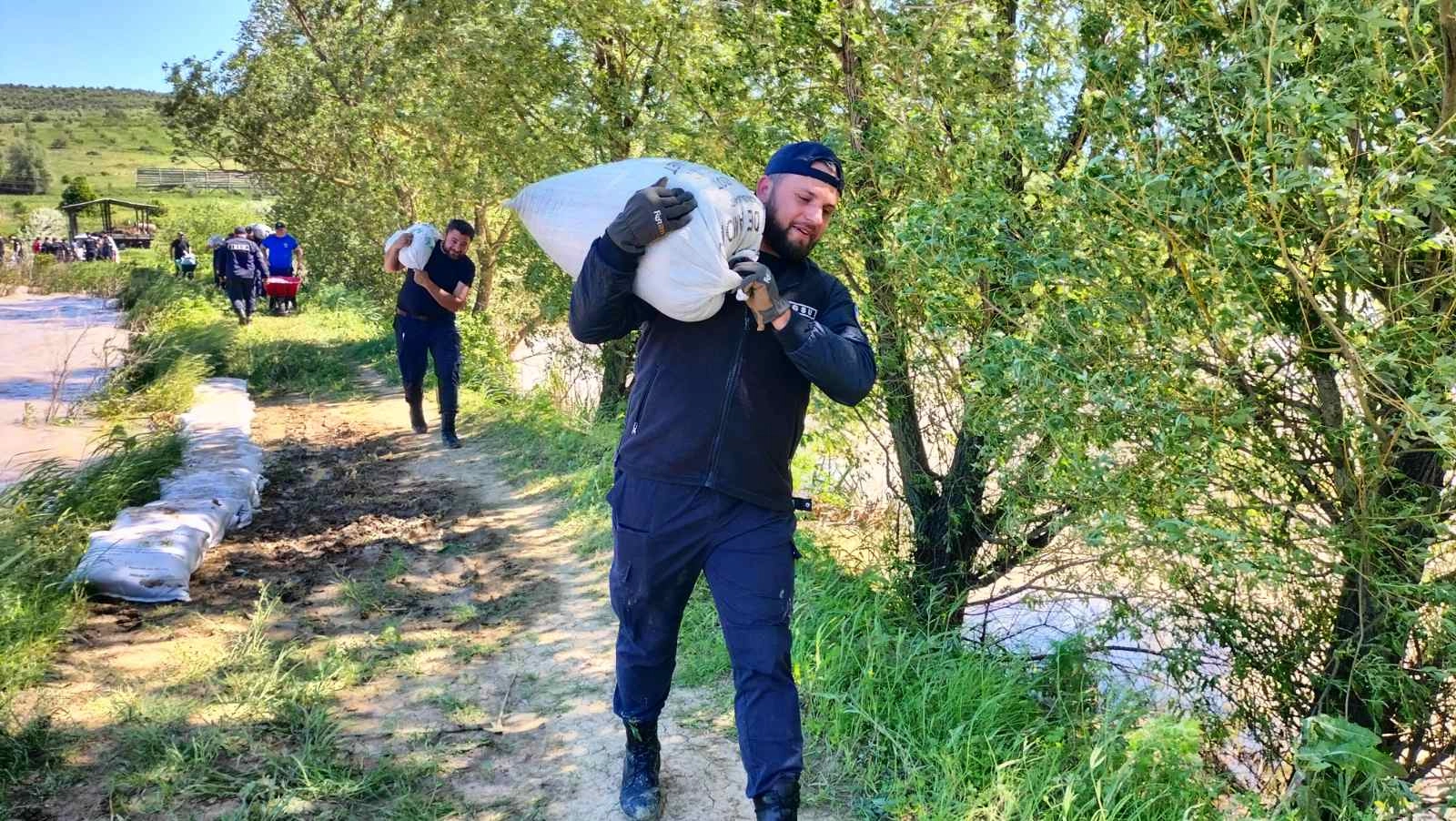 FOTO // Intervenții la Strășeni, Criuleni, Călărași și Ungheni. Angajații IGSU fortifică digurile de protecție în zonele cu risc de inundații