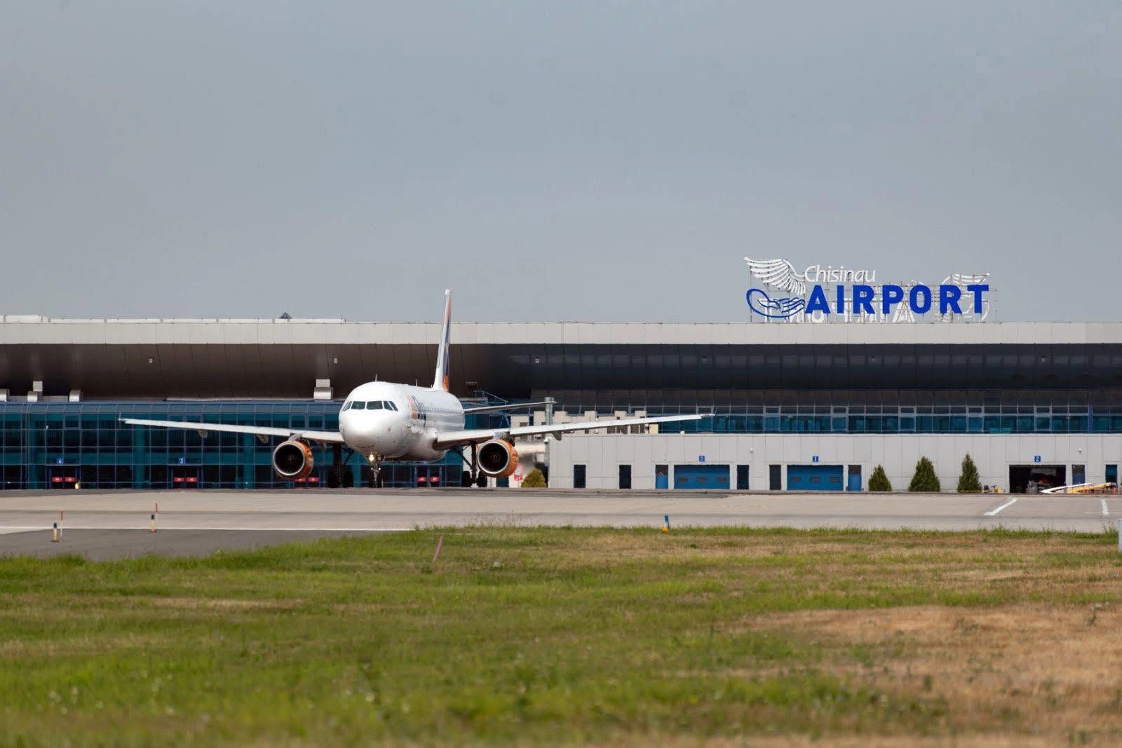 Mii de pasageri tranzitează Aeroportul Internațional Chișinău, în plin sezon estival. Recomandările autorităților pentru o călătorie fără întârzieri