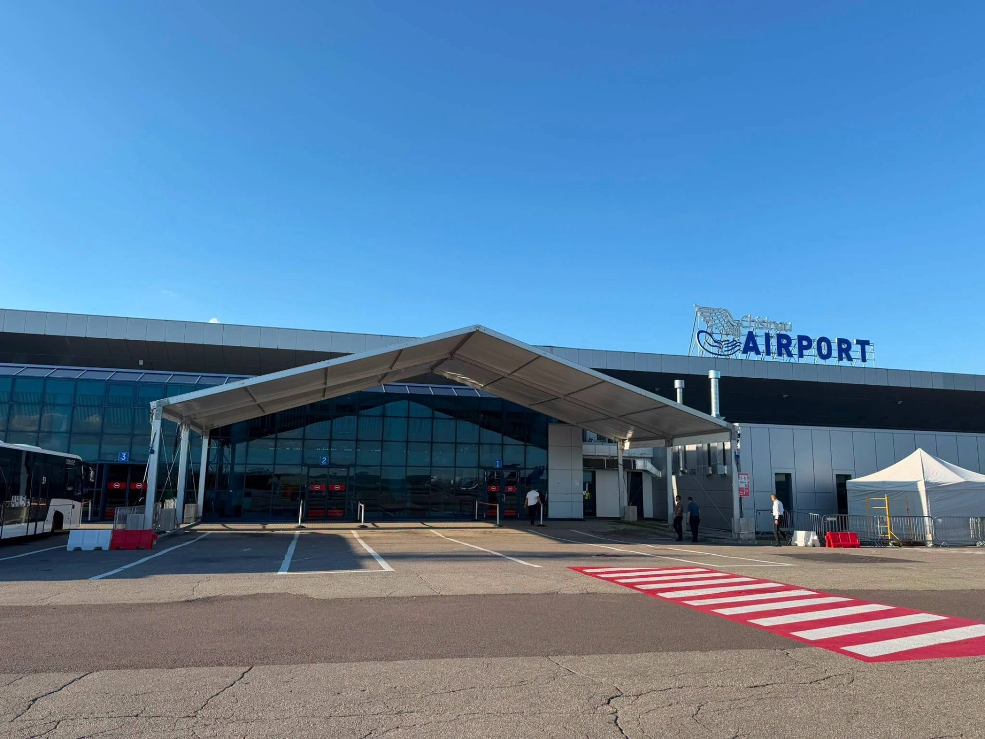 Aeroportul Chișinău amenajează o zonă temporară de pre-îmbarcare pentru a fluidiza traficul de pasageri