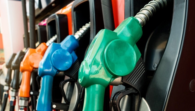 Prețul benzinei coboară sub pragul de 23 de lei