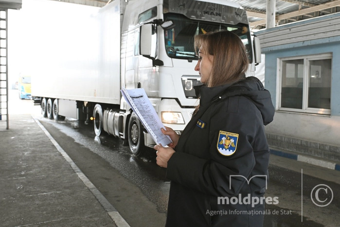 Șoferii de camioane se vor putea programa online pentru traversarea frontierei prin postul vamal Leușeni