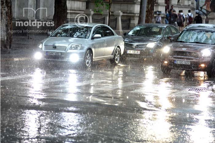 Pe drumurile din țară se circulă în condiții de ploaie. Șoferii sunt îndemnați să conducă automobilele cu prudență