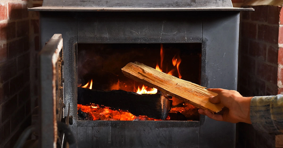Pompierii recomandă curățarea și verificarea sobelor înaintea începerii sezonului de încălzire