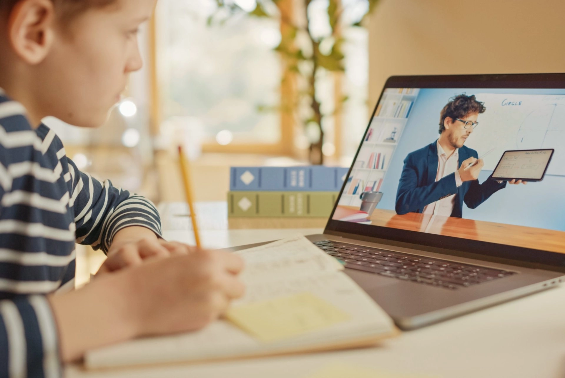 Elevii din Chișinău ar putea trece la învățământul online, iar circulația troleibuzelor ar putea fi sistată parțial