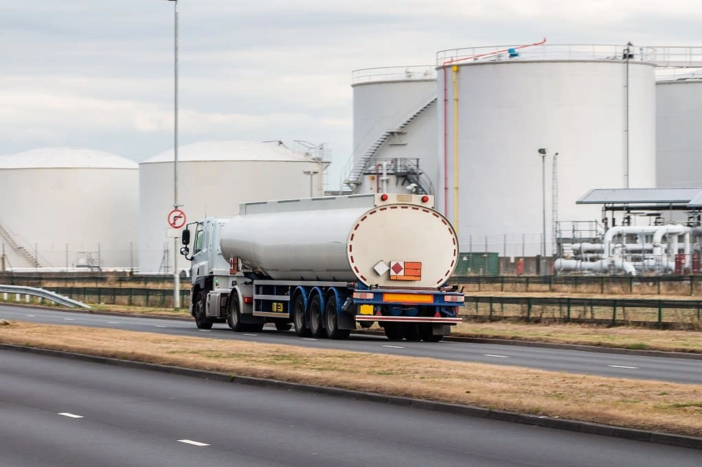 Republica Moldova își consolidează securitatea energetică: Parlamentul aprobă crearea stocurilor de urgență de produse petroliere
