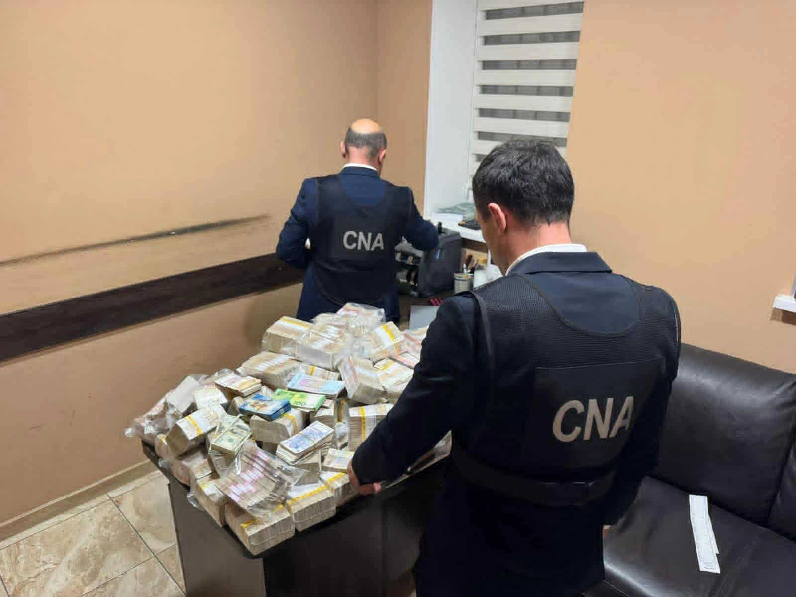 Peste 20 de milioane de lei ridicați de ofițerii CNA într-un dosar de finanțare ilegală a partidelor