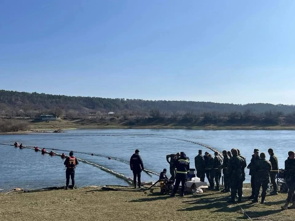 Noi echipamente de intervenție trimise din România: 4090 kg de material absorbant, baraje și rulouri speciale