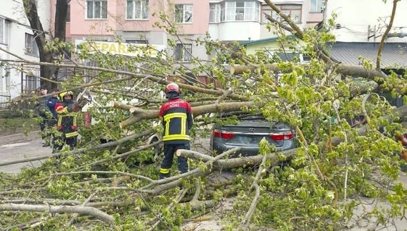Vântul puternic a făcut ravagii în Moldova. Salvatorii au intervenit în peste 220 de situații de risc