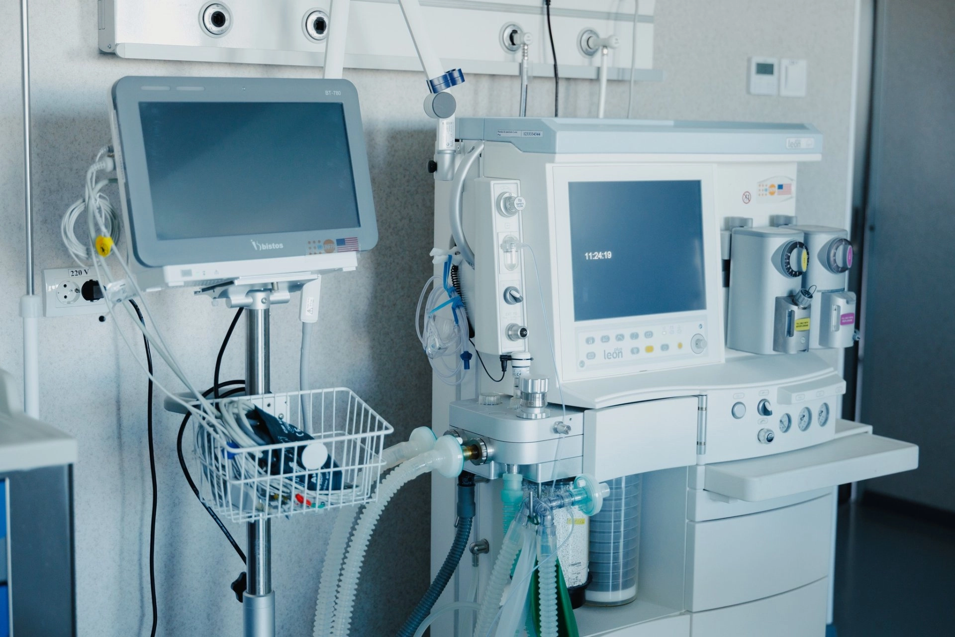 FOTO // Institutul Mamei și Copilului a fost dotat cu echipamente medicale moderne