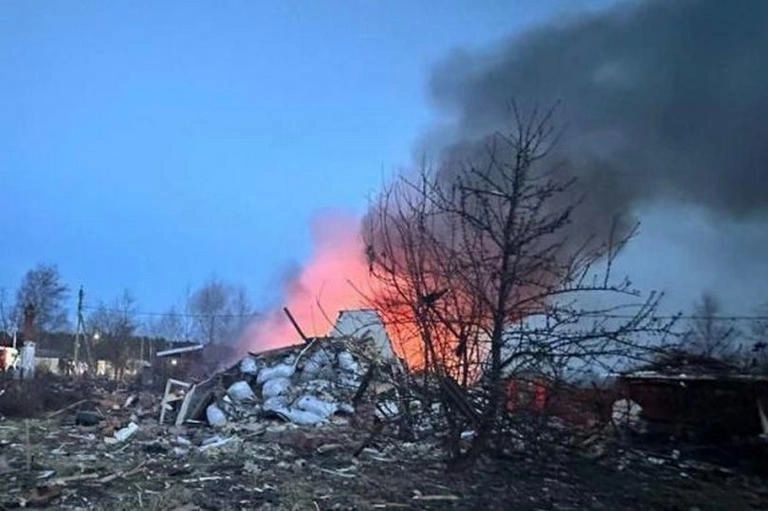 Atacuri reciproce cu drone între Ucraina și Rusia, soldate cu răniți, incendii și pene de curent