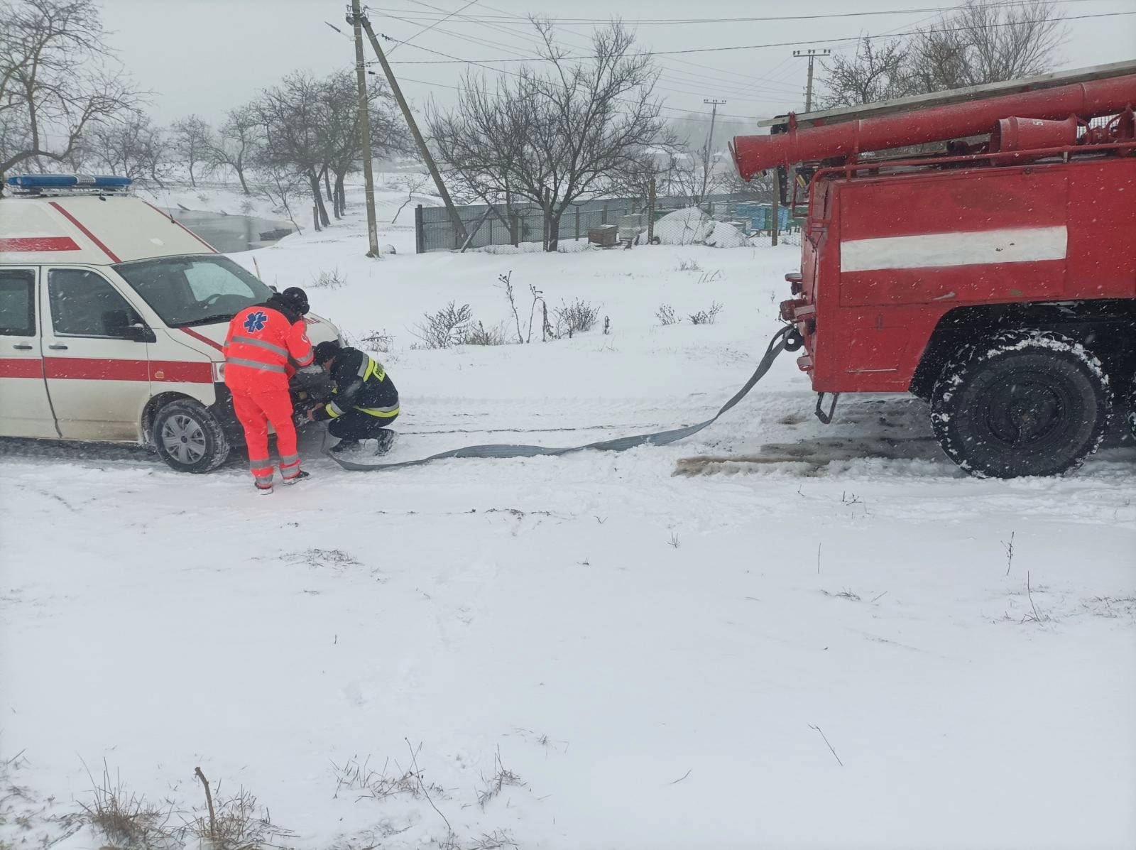 Ambulanțele, sub presiune: peste 2.000 de apeluri într-o zi, pe fondul condițiilor meteo dificile