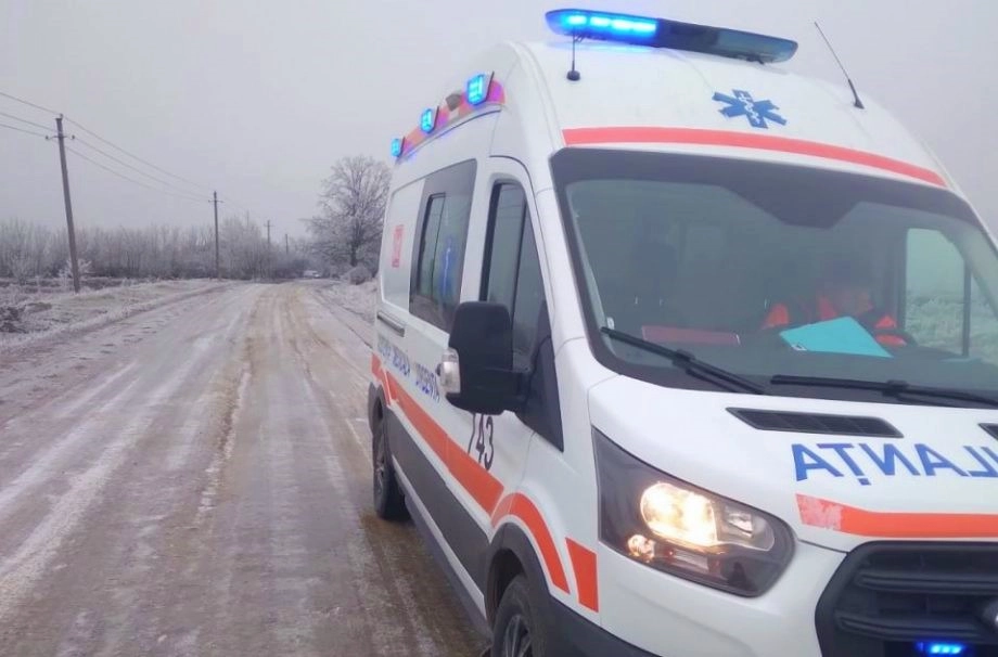 Ghețuș pe drumuri: pompierii au deblocat mai multe ambulanțe în misiune