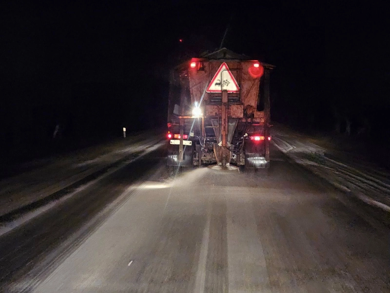 Circulație în condiții de iarnă pe traseele din țară: drumarii au intervenit pe mai multe porțiuni