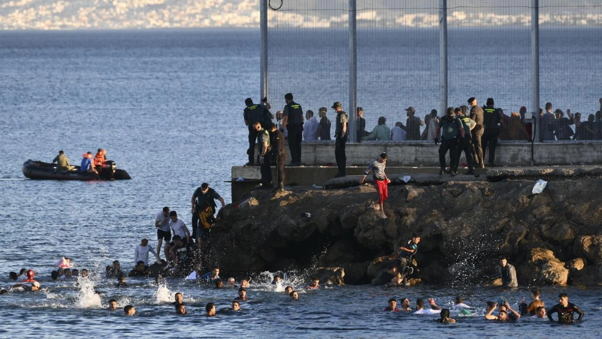 Aproape 50.000 de migranți au intrat într-o singură zi în enclava spaniolă Ceuta. Italia evocă suspendarea Schengen cu Spania
