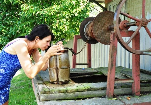 ANSP: Apa din peste 70 la sută din fântânile din țară nu este sigură pentru consum. Specialiștii îndeamnă sătenii să curețe fântânile