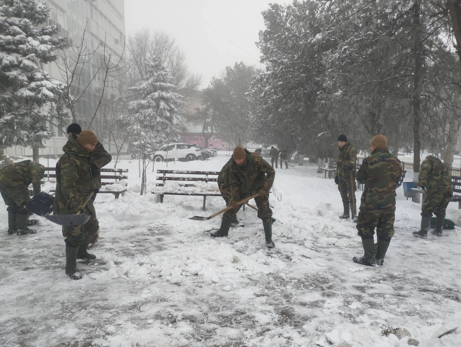 Militarii din Cahul și Căușeni ajută la deszăpezirea drumurilor și accesul către instituții