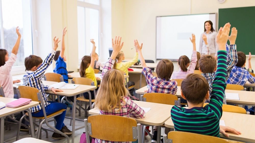 Modificări la Codul Educației, aprobate de Executiv: consolidarea rețelei școlare și măsuri de sprijin pentru tinerii specialiști