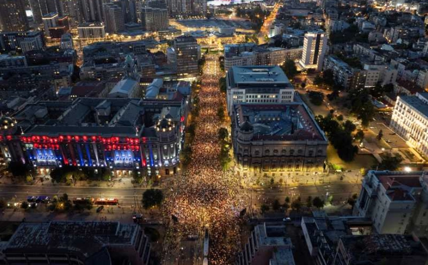 Proteste de amploare în Serbia. Mii de manifestanți au ieșit pe străzile Belgradului pentru a cere alegeri anticipate