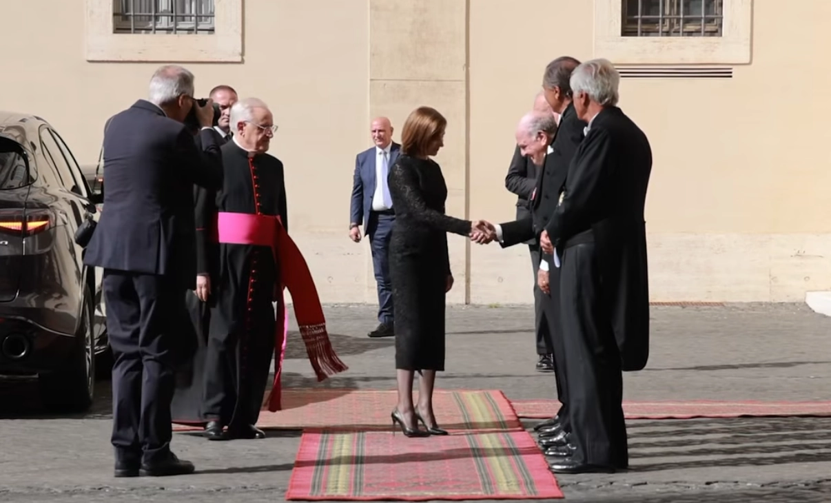 Drapelul R. Moldova, arborat la Vatican. Președinta Maia Sandu urmează să fie primită în audiență de Papa Leon al XIV-lea