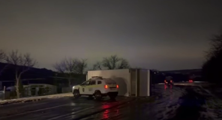 Un caminon s-a răsturnat pe șoseaua Balcani. Circulația rutieră rămâne blocată pe ambele sensuri