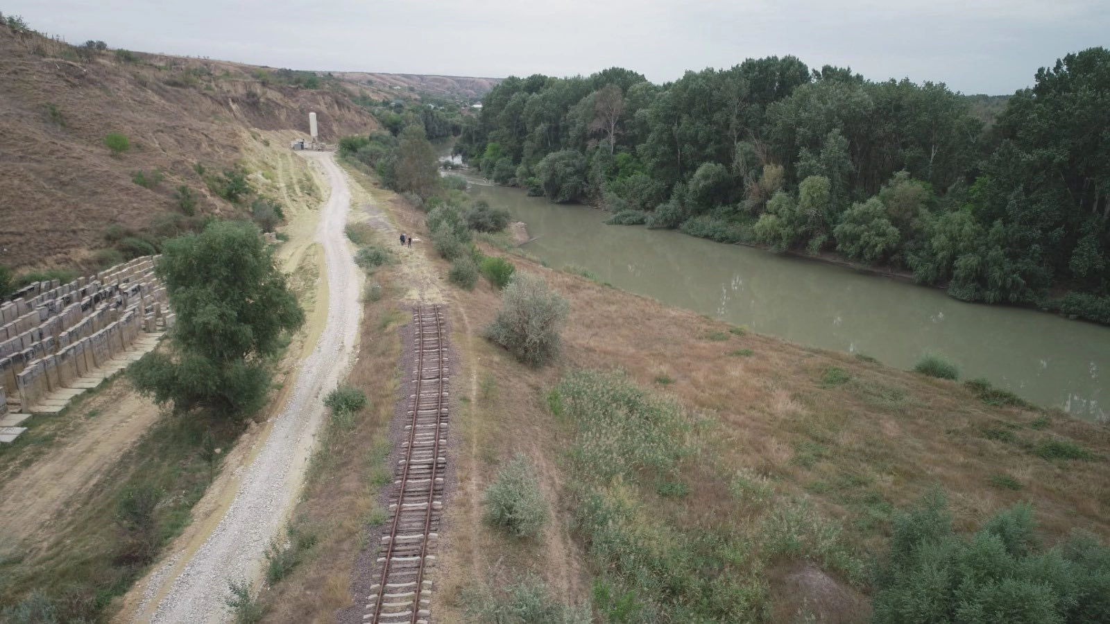 Lucrările de reabilitare a tronsonului feroviar Văleni avansează cu tehnologii moderne