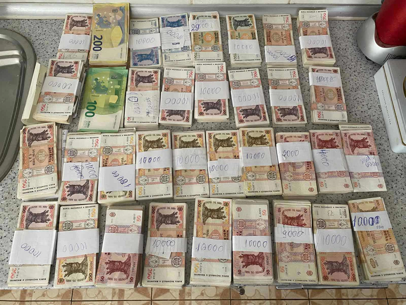 Mită pentru permise de conducere. Trei persoane reținute și 53 de candidați cercetați la Călărași