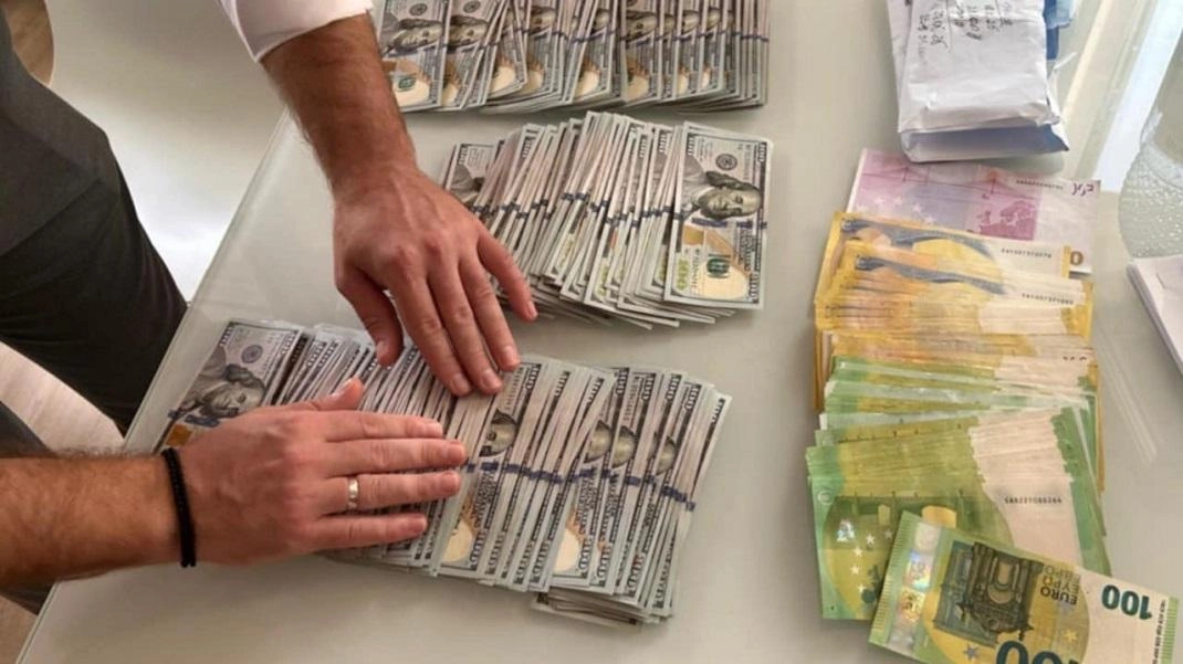 Descinderi în capitală. Peste 1 000 000 de lei au fost ridicați de la persoane afiliate unei fundații din Rusia