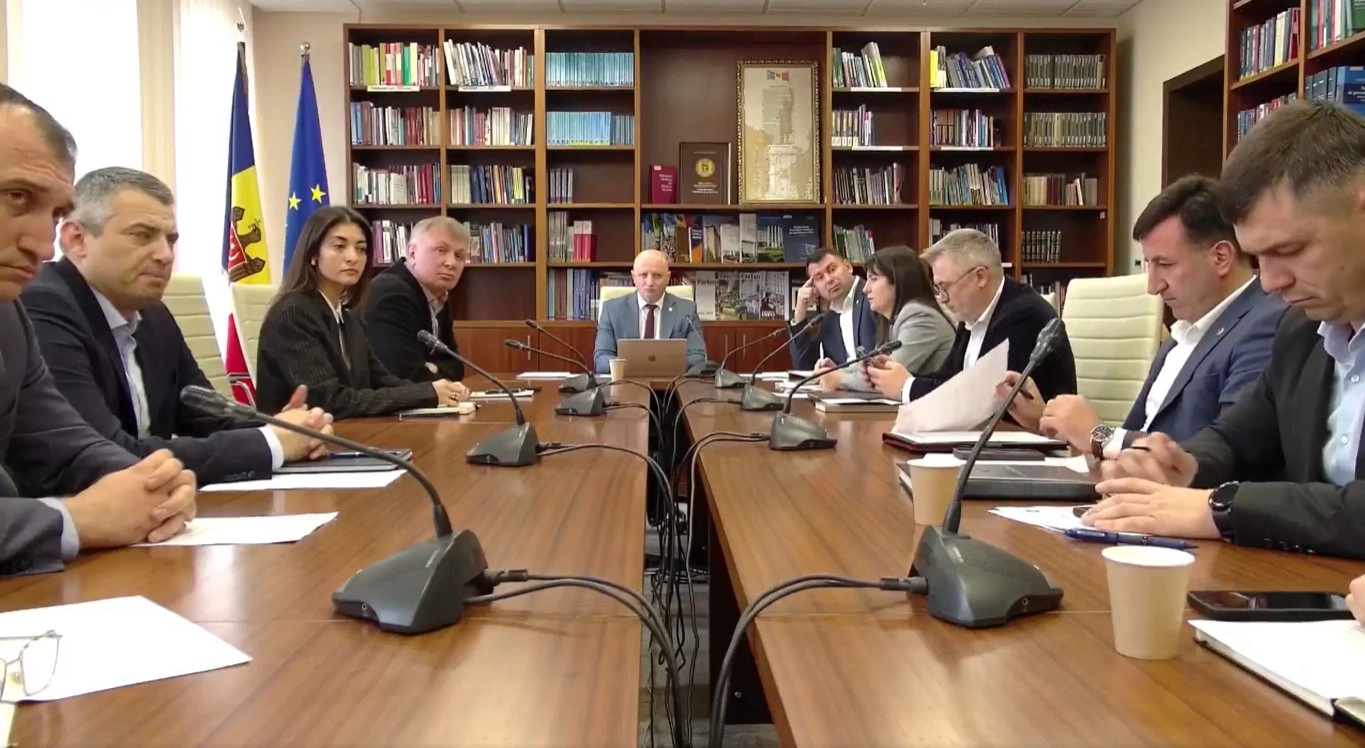 Platforma TUX, în vizorul autorităților. Comisia pentru economie și finanțe recomandă blocarea contactelor suspecte pe aplicațiile de mesagerie