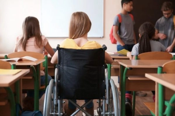 Statul vine în sprijinul familiilor cu copii cu dizabilități: 13 000 de minori vor primi anual câte 3 000 de lei