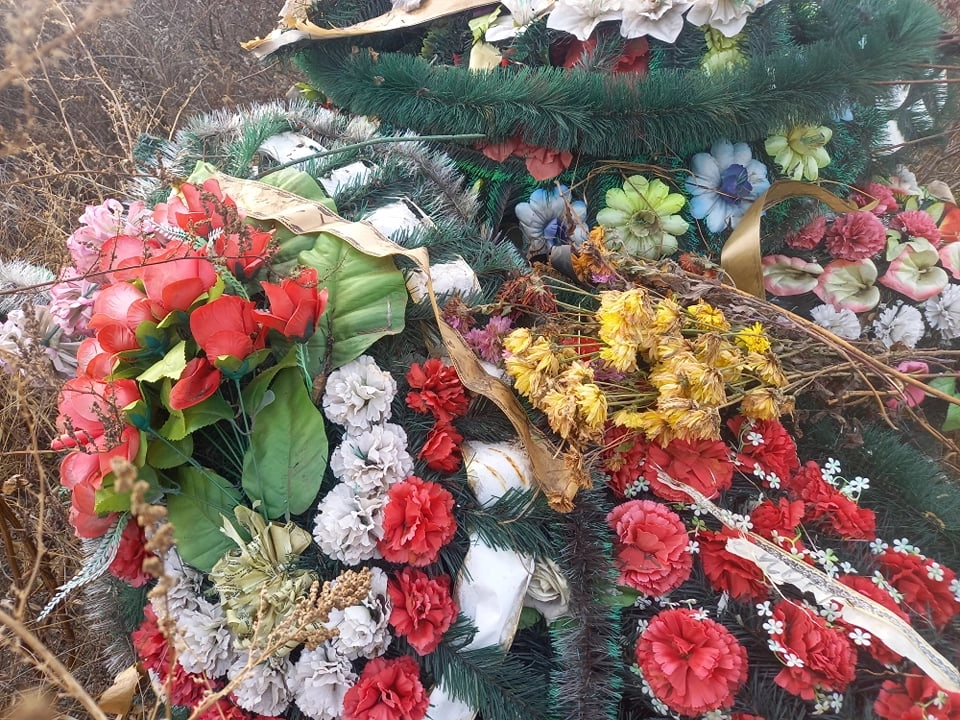 Limitarea utilizării coroanelor funerare din plastic, pe agenda autorităților, ecologiștilor, bisericii și societății civile