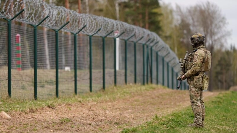 Polonia își minează frontiera cu Rusia și Belarus