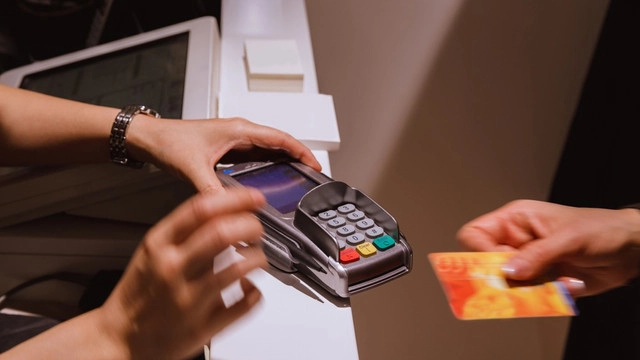 Acceptarea plăților fără numerar, obligatorie din 1 iulie pentru unii agenți economici