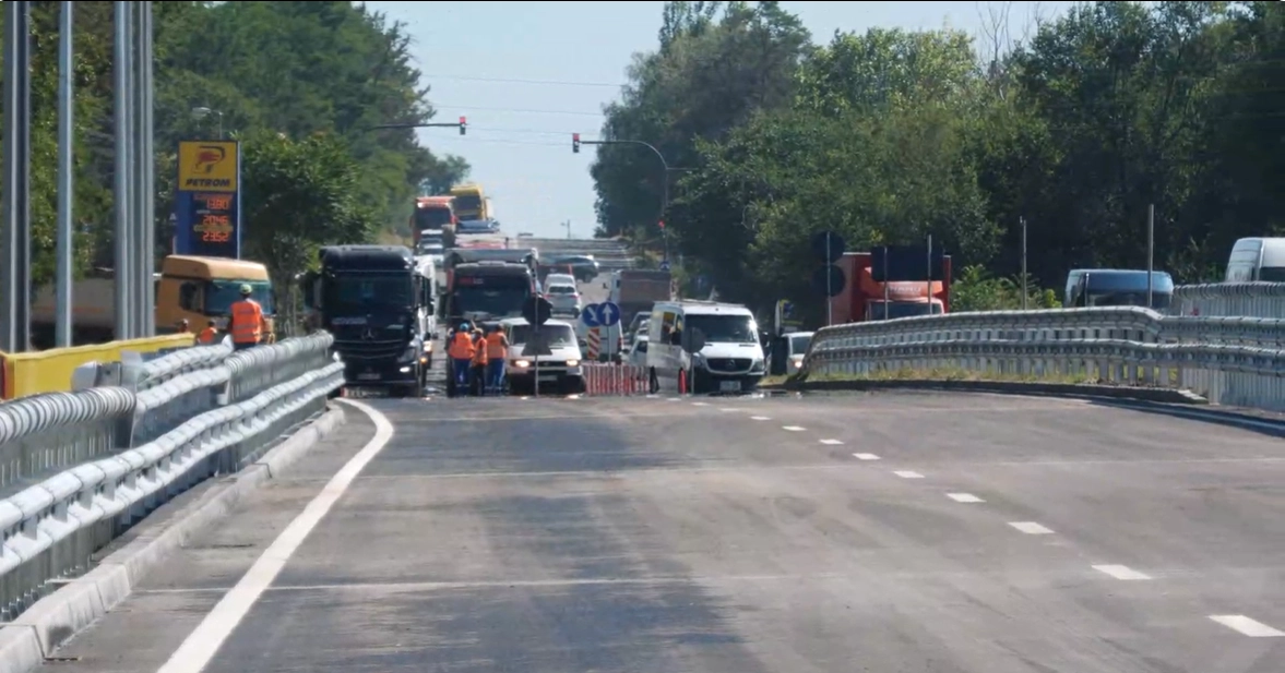 Circulația a fost deschisă pe podul peste râul Bâc și pe pasajul peste calea ferată de pe drumul M1 #MoldovaPoate