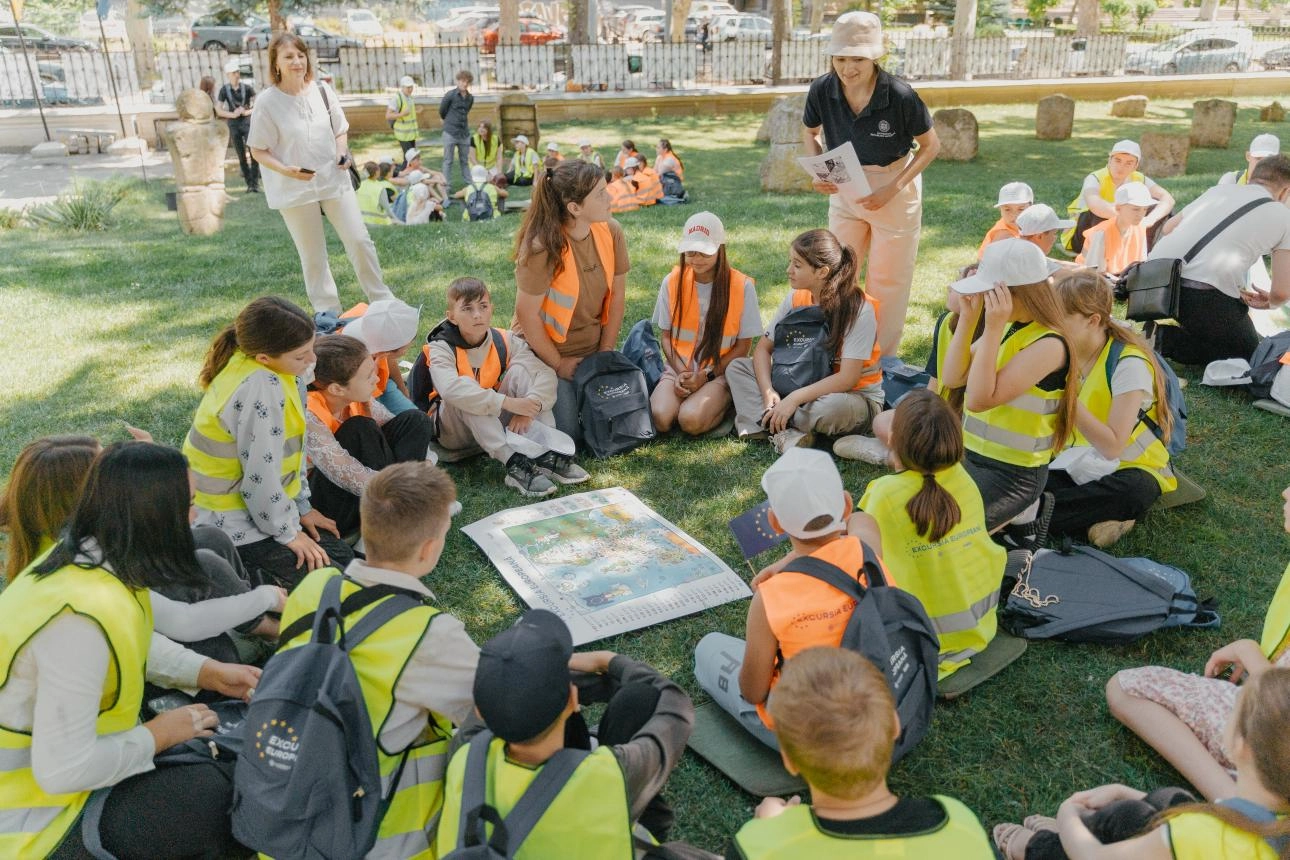 A doua ediție a Programului „Excursia Europeană”, lansată de Guvern. Peste 1300 de copii vor beneficia de un program educațional la Chișinău